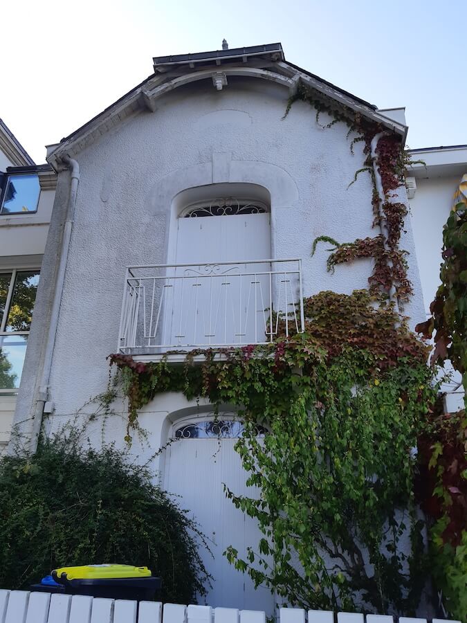 La façade, envahie par la vigne