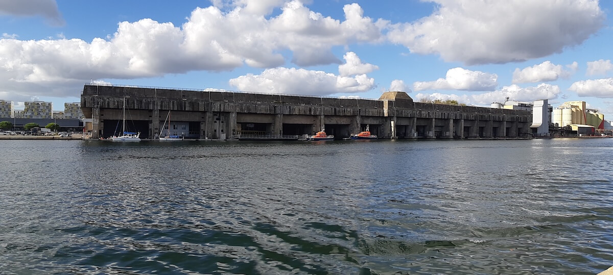 La base sous-marine vue du bassin